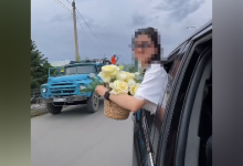 Флористка высунулась из окна авто и попала в полицию области Абай