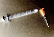Самый большой штраф в истории получила медсестра за подделку справок о вакцинации от COVID-19