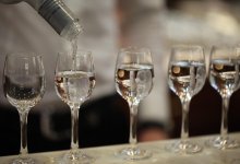 Думал, вода: мужчина выпил уксус на конкурсе в баре
