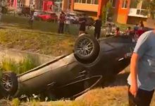 После жесткого столкновения в Костанае автомобиль улетел в овраг (ВИДЕО)