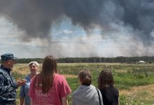 Лесной пожар в области Абай: полицейские несли на руках детей из лагеря (ВИДЕО)