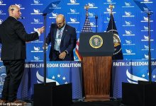Оператора телесуфлера Трампа отстранили после обвинений в ставках на речи президента
