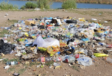 Убрали чужой мусор: отдыхающие очистили берег озера под Астаной (ВИДЕО)