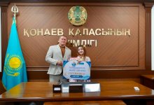 Победительнице "Славянского базара" подарили миллион тенге в Конаеве