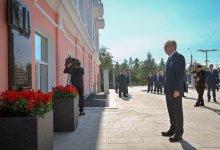 Токаев возложил цветы к мемориальной доске своего отца в Омске