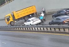 Многотонный Shacman протаранил ограждение под развязкой в Алматы