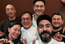 Джеки Чан подпевал Miyagi в компании Нурлана Сабурова в Актау (ВИДЕО)