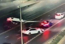 Машина перевернулась на мосту после неудачного столкновения в Астане
