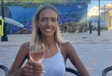 Кожа женщины почернела из-за редкой болезни