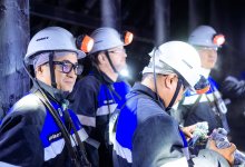 В шахте имени Костенко председатель партии "Әділет" Айбек Дадебай обсудил с горняками безопасность труда