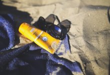 SPF — не только для пляжа: дерматолог объяснила, как выбрать солнцезащитный крем
