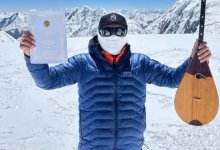 Казахстанец исполнил кюи и поднял Конституцию на вершину Памира