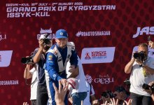 Победители Гран-при F1H2O на Иссык-Куле закидали зрителей подарками
