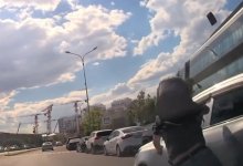 Разговаривал по телефону и попал под машину: ДТП с пешеходом обсуждают в Астане (ВИДЕО)