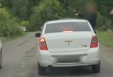Высунулась из автомобиля прямо на ходу: опасный трюк в ВКО обернулся штрафами (ВИДЕО)
