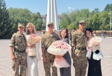 После присяги трое солдат сделали предложения своим возлюбленным в Павлодаре