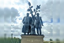 “Друг другу чужды по судьбе, они родня по вдохновенью…”