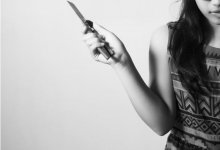 22-летнюю мать обвинили в убийстве двоих детей и нападении на третьего