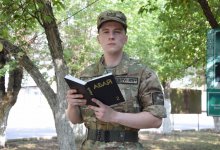 Гвардеец Артем Кудряшов выучил казахский язык благодаря стихам Абая