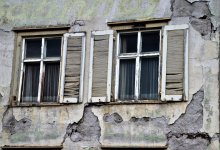 Дом раскалывается пополам: пенсионерка в Актюбинской области боится погибнуть под завалами