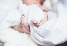 Скандал в США: суррогатная мать отказалась от аборта по требованию родителей и родила ребенка
