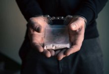 Содержимое женской сумочки вывело полицию Алматы на канал сбыта наркотиков (ВИДЕО)