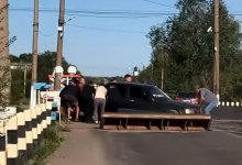 Автомобиль заглох прямо на рельсах в Караганде