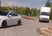 Парк Павлодара превратили в автобан: двое водителей попались на езде по тротуару