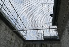 Попытку передать телефон в колонию сняли на видеорегистратор в Павлодаре (ВИДЕО)