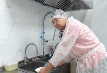 Кандидат ОСДП Наурыз Сайлаубай стал официантом в столовой в Казахстане