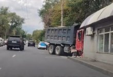 КамАЗ без водителя устроил цепное ДТП и влетел в остановку в Алматы (ВИДЕО)