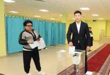 Чемпион мира по боксу проголосовал в Актау