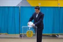 Председатель партии "Әділет" Айбек Дадебай проголосовал на исторических выборах в Курултай