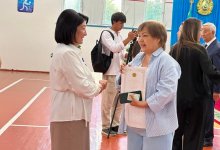 Первые 23 избирателя получили в подарок новую Конституцию Республики Казахстан