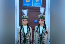 Близняшки пришли на избирательный участок в национальных костюмах в Костанае