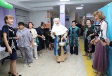 Белые платки и шашу: чем удивили избирателей на участке в Алматы
