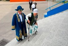 69-летний сын привел свою 90-летнюю мать на избирательный участок в Алматы