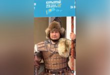 Казахский батыр пришел на избирательный участок в Алматы (ВИДЕО)