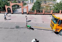 Силач из Атырау протащил КамАЗ в день выборов