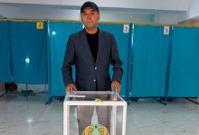Певец Максат Базарбаев проголосовал на выборах в Курултай