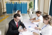 Молодожены приехали на выборы прямо со свадьбы в Илийском районе