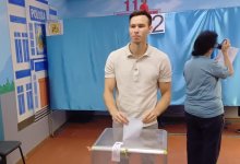 Нариман Курбанов проголосовал в детском саду Алматы