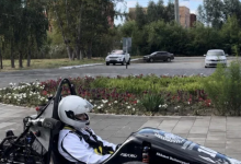 Студент приехал на избирательный участок на необычном транспорте в Костанае