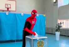 Человека-паука заметили на избирательном участке в Актау (ВИДЕО)