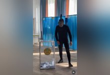 В маске, но без ласт: казахстанец в водолазном костюме пришел отдать свой голос в ВКО (ВИДЕО)