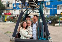 Семья Карповых прилетела на избирательный участок на воздушном шаре в Карасайском районе (ВИДЕО)