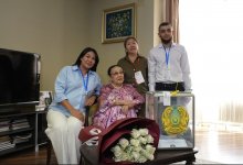 Бибигуль Тулегенова проголосовала на дому на выборах Курултай
