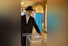 Чарли Чаплин приехал на роликах на избирательный участок в Павлодаре (ВИДЕО)