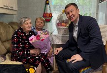 Аким района Байконур поздравил 104-летнюю жительницу Астаны с участием в выборах
