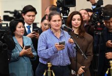 Токаев высказался против объятий и поцелуев при приветствии